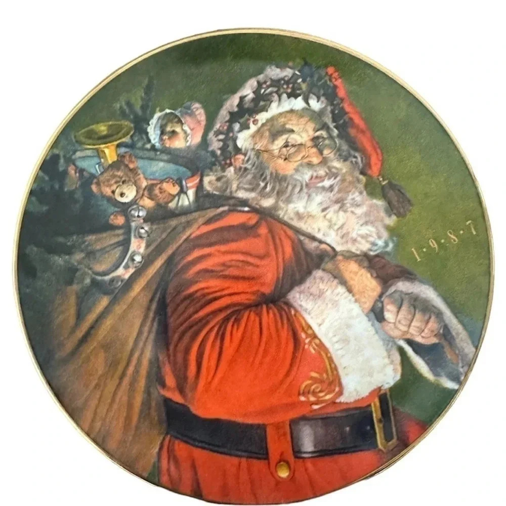 Avon The Magic That Santa Brings 1987 Gold Trimmed Vintage Decor Plate